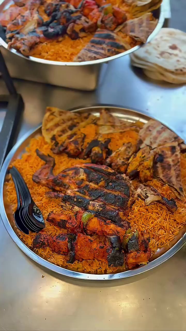 ✨ قريباً جداً ✨  
فرع جديد من مطعم العائلة راح ينور  
📍📍شارع فلسطين – تقاطع الصخرة 🔥  
مختصين بلمشاوي على حطب الحمضيات 
نحضّرلكم تجربة أكل مختلفة بكل تفاصيلها 😍  
انتظرونا… والافتتاح قريب 👌  

📞 للحجز والاستفسار:  
 ***********  
***********
