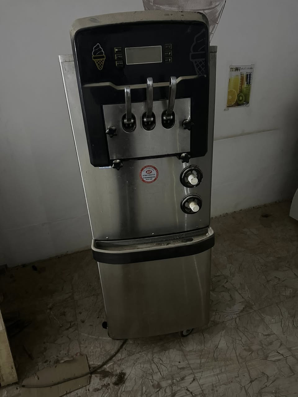 السلام عليكم
ماكنه سوفت صيني 
عارضه كيك ايراني 
عارضه كيك صيني اطلر مرمر طول متر ونص
عارضه مقبلات وآيس كريم قياس متر ونص اطار مرمر 16 بلام
استفسار ***********
غير متواجد بل بلفيس
