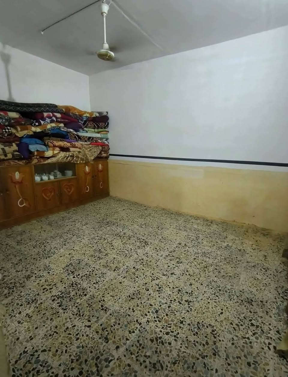 بيت للبيع بمنطقة الرُضوية 5، قريب من مدرسة البطولة،
🏠 تفاصيل البيت:

- المساحة: 170 متر

- يحتوي على: غرفتين نوم، صالة ، مطبخ نظيف، ساحة واسعة، مضيف ، وحمام 
-بنيانة بلوك. وسكف عكاده
- البيت نظيف وجاهز للسكن، 

📲 للاستفسار  على واتساب:  2871 143 0787
