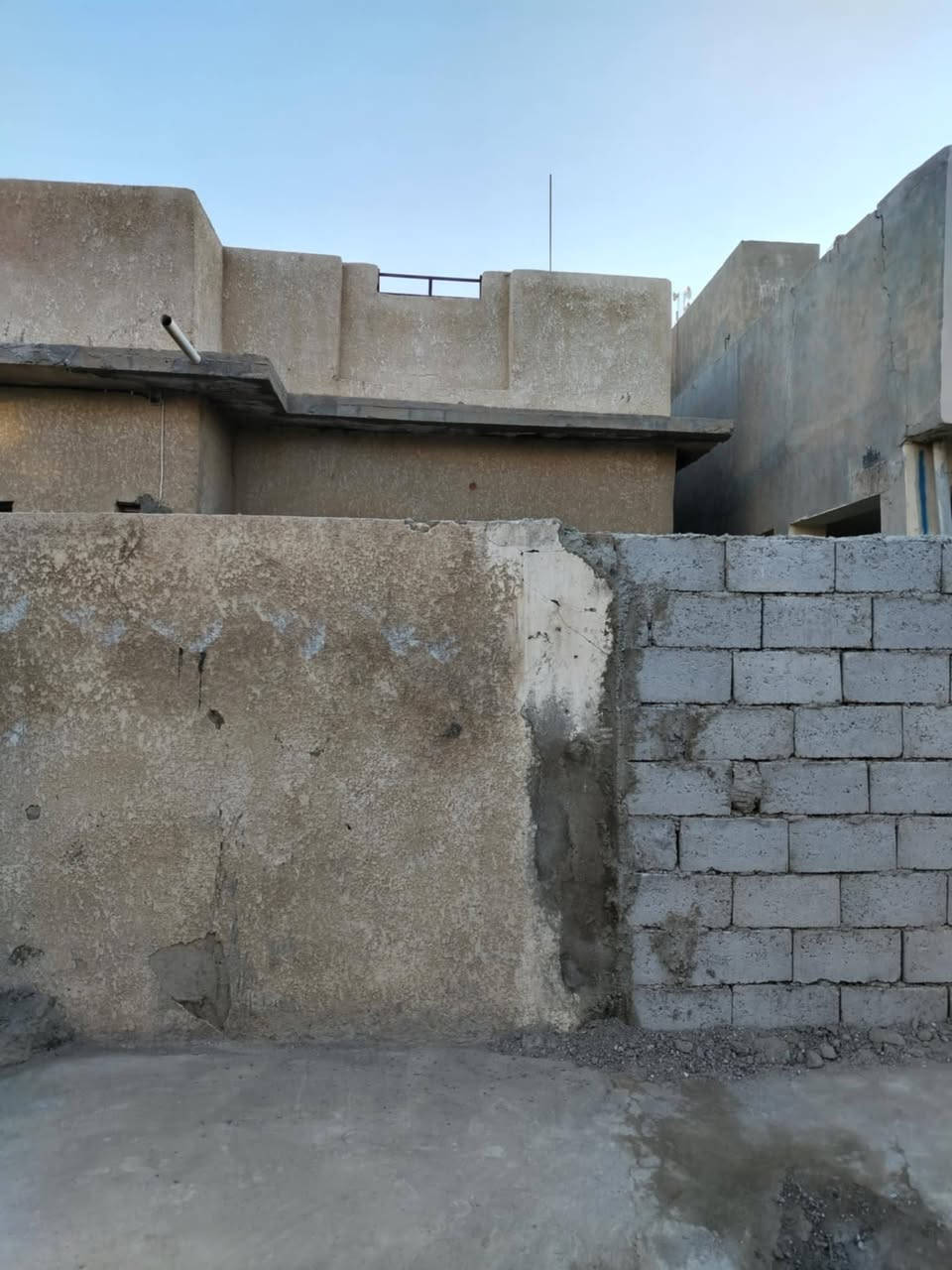 بيت قطع مسلح مساحة ١٠٠ متر للبيع بعقوبة حي المعلمين بفرع مطعم اللوان يحتوي ع ٣ غرف نظيف جدا
السعر ١٠٠ مليون وبي مجال بسيط 
للاستفسار
***********
