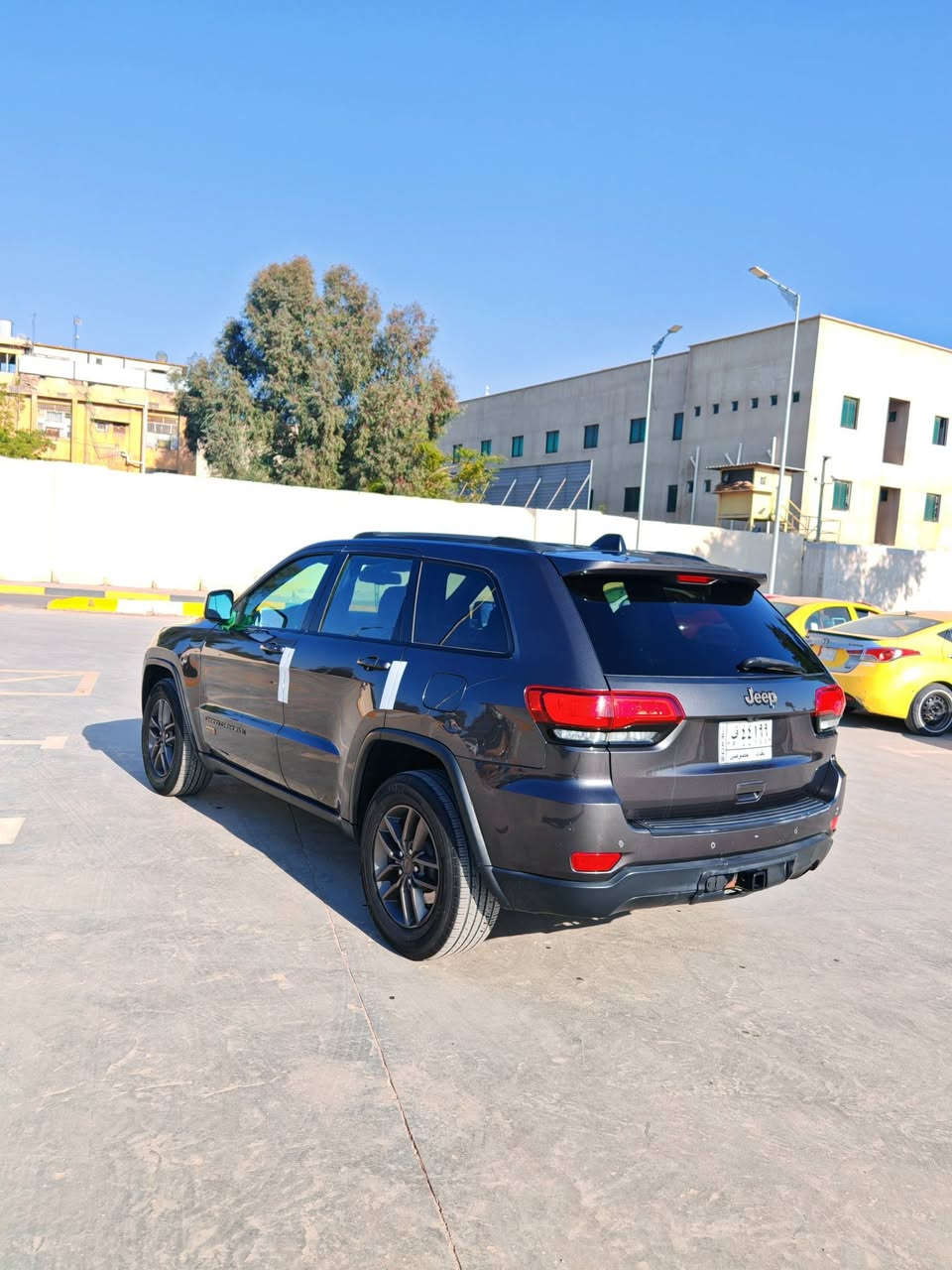 جيب كراند شيروكي العلامة الذهبية.
✅الموديل :2016 . (أمريكي )
✅المحرك : . V6. 3.6L . 
✅داخل اسود رقم بغداد بأسمي تحويل مباشر  
✅ماشية : 93 الف mi 

✅السيارة بنيد سرقة  + جاملغ الصدر صبغ وشويه من الباب الصدر  شبر او اقل  توحيد لون مع الجاملغ بدون ايرباك 
المواصفات : فووول مواصفات 
بيع او مراوس ب أقل وهذا رقمي 
*********** 
***********
مكانه / بغداد
