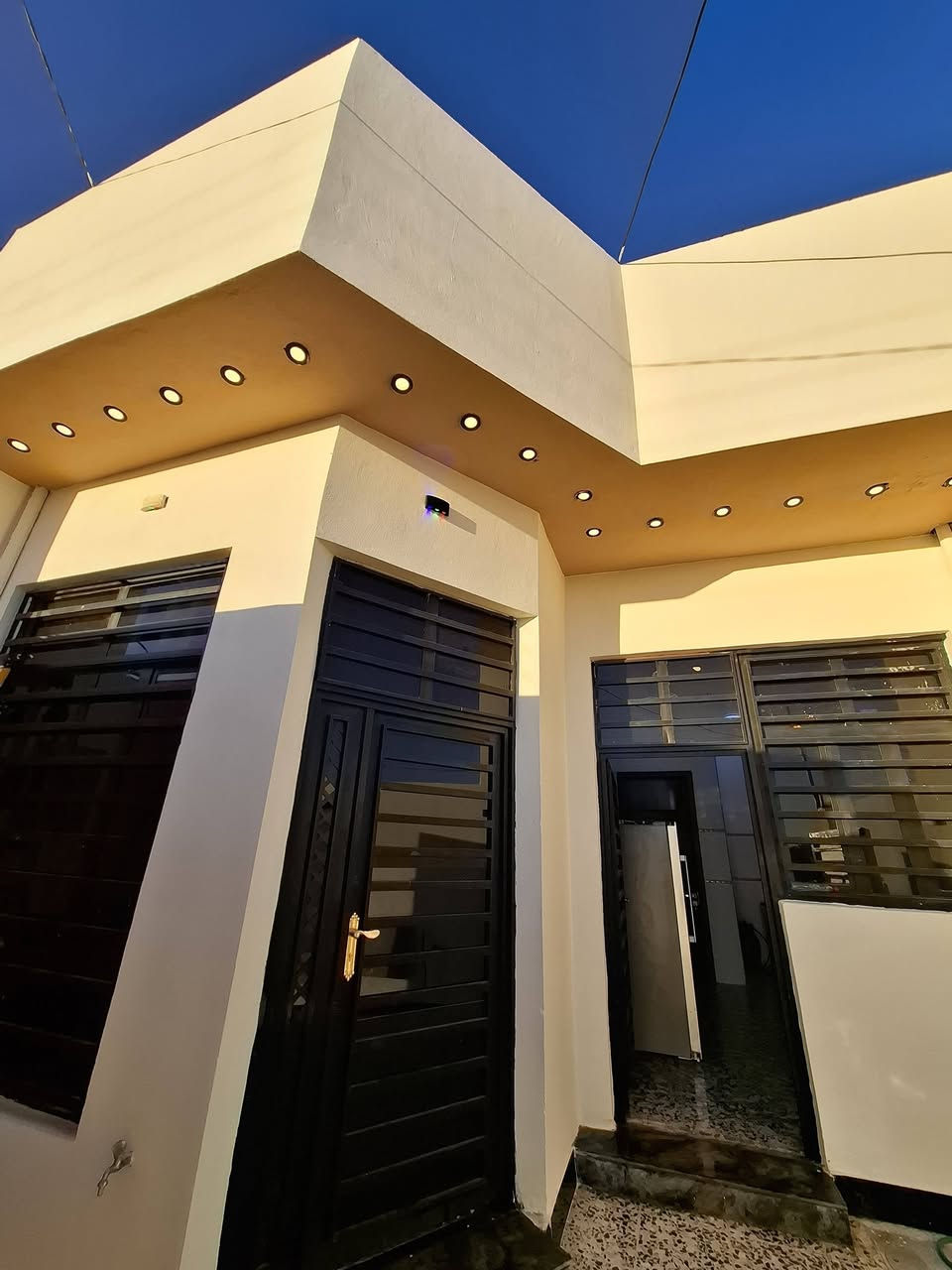 السلام عليكم / بيت للبيع 🏡🏠
✅️ البيت مساحته 140 متر
✅️الوجه 7 متر 
✅️والنزال 20 متر
✅️يحتوي على غرفة نوم عدد 2 وصاله وأستقبال ومطبخ ✅️وصحيات داخليه وخارجيه غربي وشرقي
✅️أرضيه كاشي درجه اولى 
✅️بناء حديث 2025 / 2026
✅️اناره داخليه وبنكات 
✅️وبردات الكل البيت 
✅️جام 6ملم 
✅️الشارع 10 متر قريب عن التبليط وتبعد عن المدرسه الحكومي 30متر
✅️طابو زراعي سند ومقدم معاملة
✅️ الطابو الصرف 
✅️ السعر 55 وبي مجال بسيط
المكان .. الفلوجة حي جبيل مجاور شارع المضيف 
وقرب سد الفلوجة
للأستفسار الأتصال او الواتساب 
***********
***********
