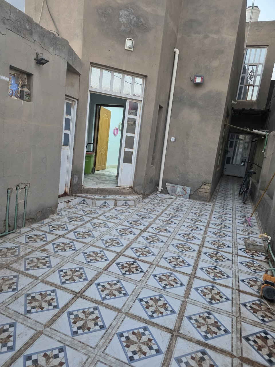 بيت للايجار ام الخيل الثالثة 100 م طابقين ..
غرفتين نوم واستقبال وصالة ومطبخ وصحيات وكراج
سعر الايجار 300 الف شامل مي وكهرباء 
*********** مكتب المحنه

