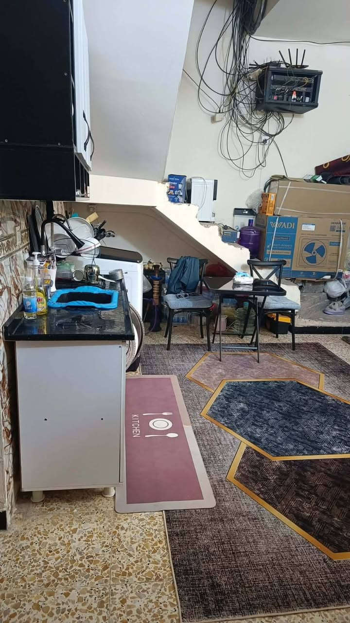 دار 100م للبيع مربع طابو زراعي سند 25 
طابق واحد فقط بدون ستارة .
استقبال + غرفتين نوم + حولي مع مطبخ + حوش خارجي + 3 حمامات سقف مسلح. 
 العنوان : شارع ابوطيارة
فرع المولد و اسواق البركة
 السعر 85 مليون بي مجال بسيط.
تفاصيل اكثر ... 
هاتف ‏‪***********
