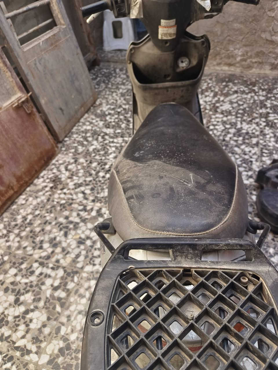 السلام عليكم الدراجه متروكه 
ابيع كوم حديد ***********
اوصلكياهه الباب البيت
