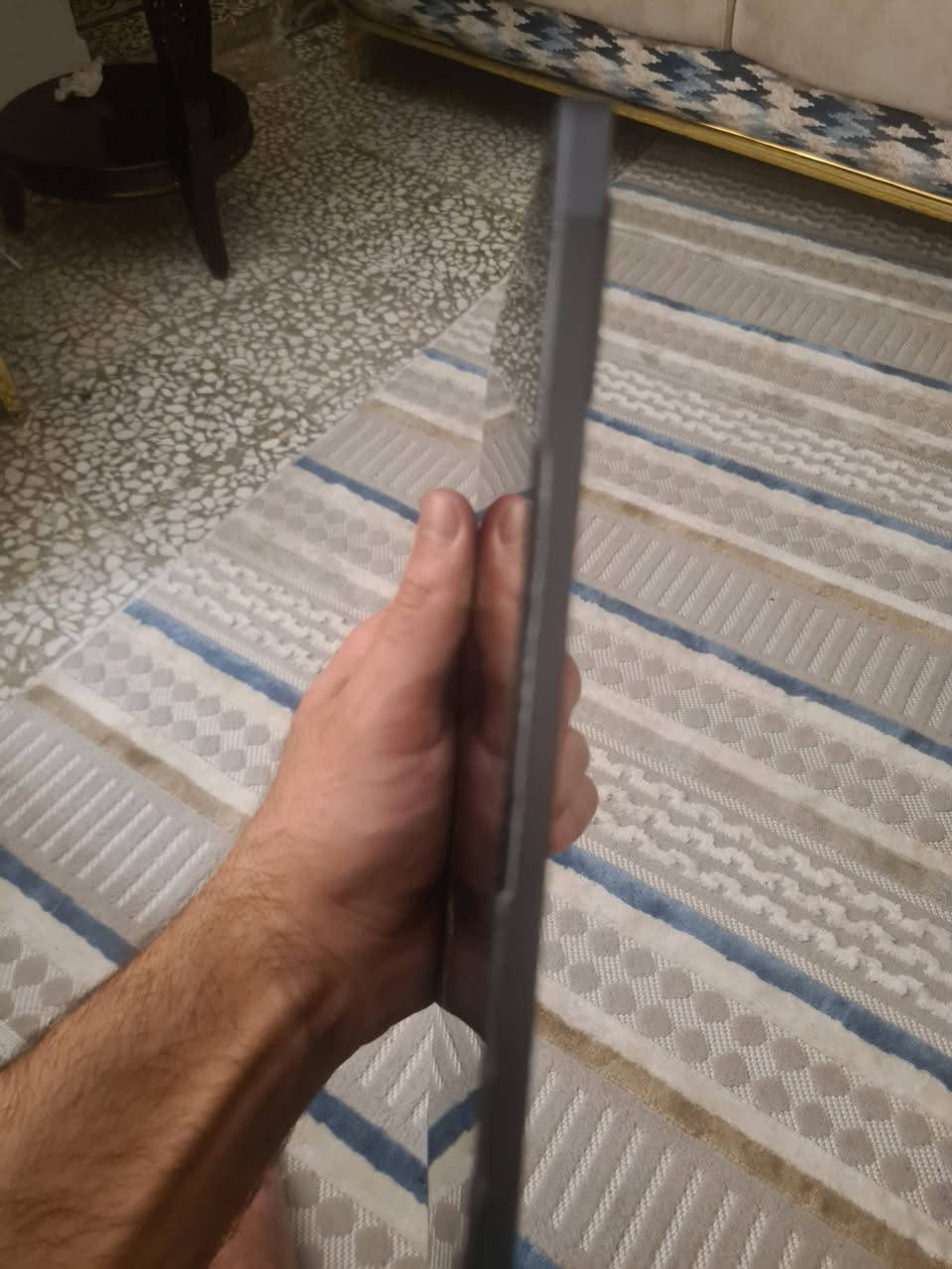 تاب 12 بلاك فيو ذاكرة 64 شغال بية نقص باب مال سيم كارت والضربة الي بالصورة الي مبينة ممأثرة على شغلة السعر 65 الف
*********** واتس اب
