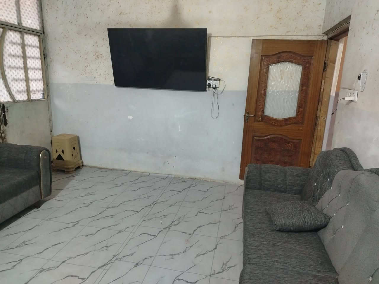 سلام عليكم شباب بيت للبيع مكانه الزراعي مال رئاسه المعلمين حي الزهور واجهه ثمانيه مساحه البناء 120 بي غرفتين نوم واستقبال ومطبخ وصحيات داخليه وحديقه وكراج سعره 65 مليون ***********
