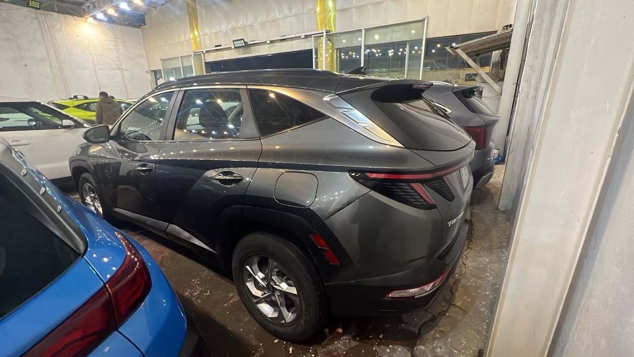 توسان للبيع
موديـل 2022
ماشية 60mi
محرك 2400
فول مواصفات عده فتحة
بصمه 
تشغيل تشغيل عن بعد 
صندوق كهربائي 
كشنات كهربائي 
كشنات حار 
تبريد قطعتين  
تلفون شاحن.(وايرليس)
وفول تحكم استيرن وتحديد سرعه 
تحديد سرعه 
تحديد مسار 
رادار امامي وجانبي وخلفي 
اطفاء السياره عند التوقف تلقائيأ
مانع تزحلق
و نظام AUTO HOLD
ويل كروم بلادي حجم R18 
3 وضعيات للقياده(normal.samrt.sport)
حادثها بنيد صبغ فقط بدون دواخل او شواصي او لغود 
سعر : 165 ورقة
مكان : بغداد زيونة
رقم : ***********
