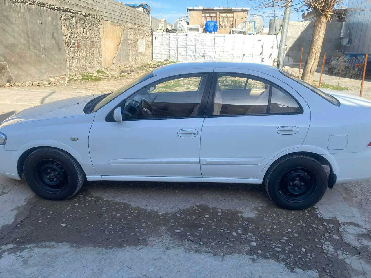 نیسان سەنی مۆدێل ۲٠۱٠ فول مواسەفات جامی کارەبا و شوێنی عەینەک واتا فول فولەکەی رەسمی سۆنەرەکەیم داناوە و دەعمی نیە بەس ساردی هەیە 
سەنەوی تاوەکو ۲٠۳٠ تازەیە و کارتی بەنزینی هەیە
*********** شمشمل, السليمانية
