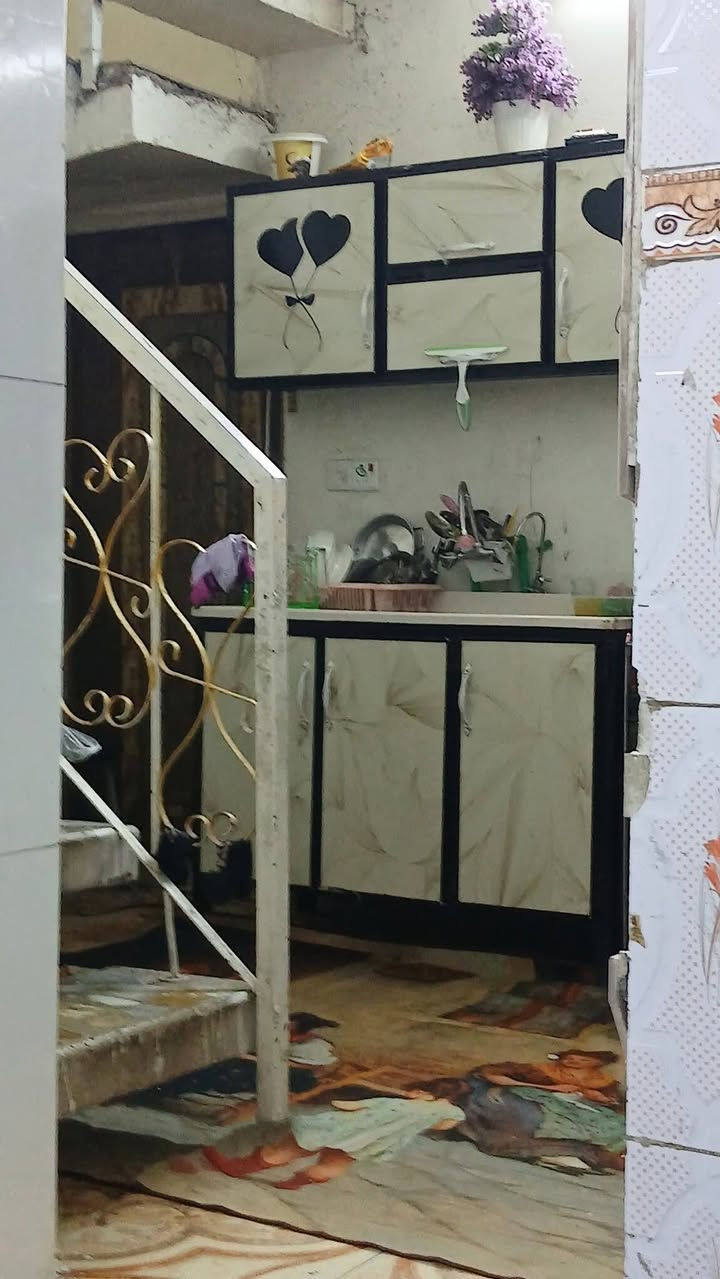 بيت 🏠 للبيع 
 العنوان: بغداد - الحسينية - الجريخي -  منطقة ال 3000 - شارع عشرين.
📍 المعلم القريب: مقابل مدرسة الإبداع التربوي مباشرة.
​📐 المواصفات:
​المساحة: 100 متر  _طابقين _اربع مراحل _مدخلين_استقبال _صاله _ مطبخ_ غرف عدد3_ صحيات عدد2
​الموقع: موقع استراتيجي على شارع 20
السعر:100 وبي مجال
​📞 للمزيد من التفاصيل أو للاستفسار،  الاتصال  على الرقم:
***********

