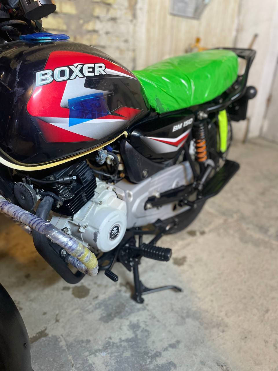 سلام عليكم 
دراجة بوكسر موديل 2022
الدراجة مزودة وكلش نظيفة
مبدل بوشة وبستم مال الشركة فقط 
السعر تواصل على هذا الرقم***********
