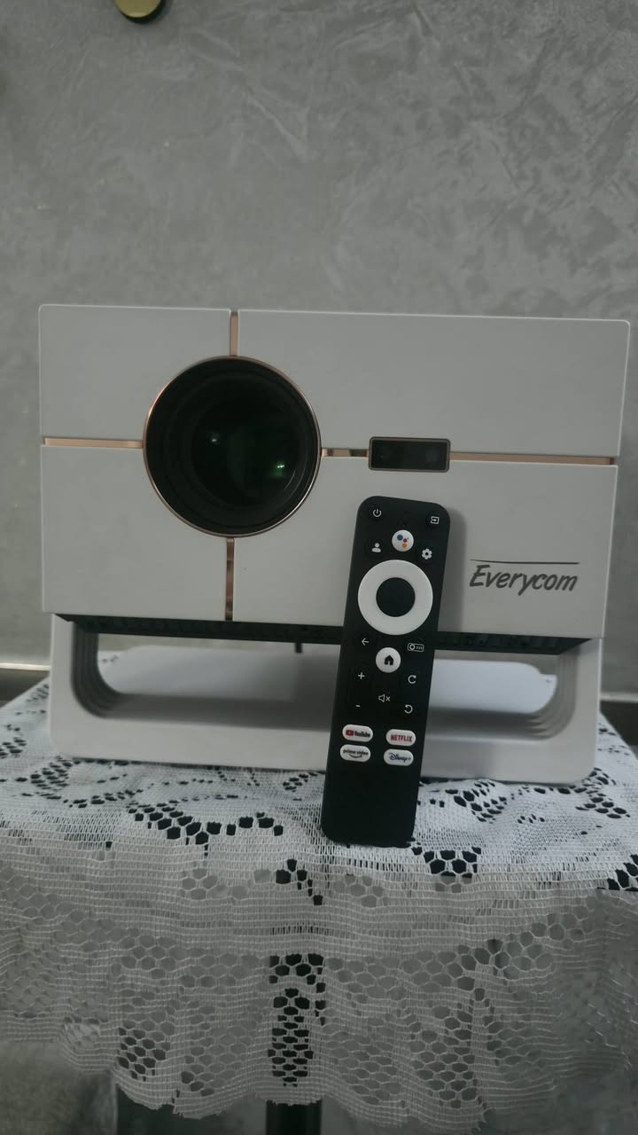 جهاز العرض (Projector) الموجود في الصورة هو منتج من شركة Everycom، ويتميز بالتالي:
نظام التشغيل: يعمل بنظام Android TV أو Google TV، مما يتيح الوصول المباشر إلى تطبيقات مثل YouTube و Netflix و Disney+.

دقة الصورة: يدعم دقة عرض أصلية Full HD 1080p، مع القدرة على تشغيل محتوى بدقة 4K.

السطوع: يوفر سطوعاً يبلغ حوالي 600-750 ANSI لومن.

المميزات: يحتوي على ميزات ذكية مثل التركيز التلقائي (Auto Focus) وتصحيح الانحراف. [1, 2, 3]


**إذا كنت صاحب هذا الإعلان وتريد حذفه لأي سبب، رجاءا أرسل رسالة إلى الدعم الفني**