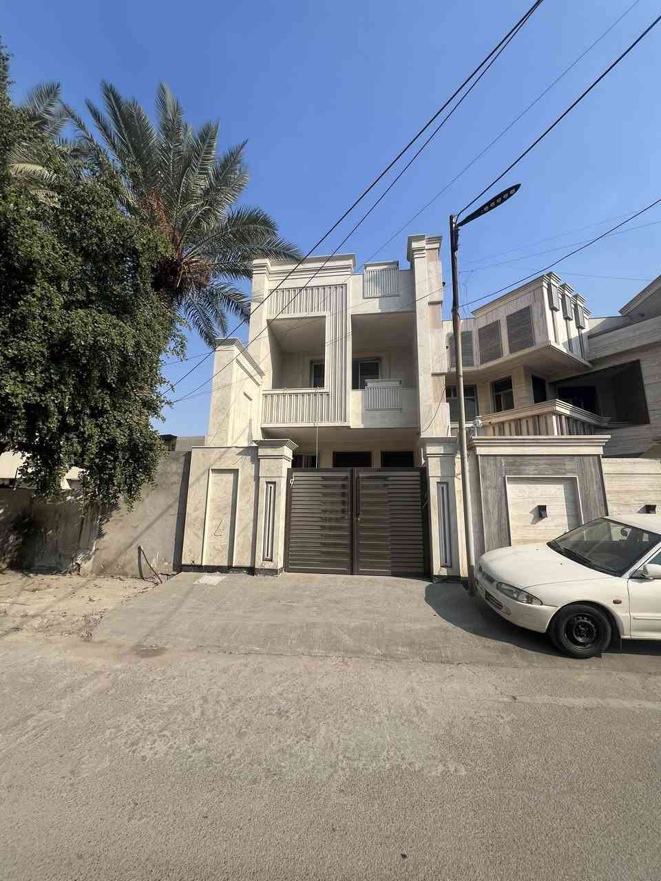 🏡منزل في بغداد الدوره شارع ابو طياره 🏡
منزل العمر بانتظارك – تصميم حديث ومساحة مستغلة بذكاء
بسعر مقبول  مع إمكانية تسهيل البيع عن طريق مبادره الاسكان 
• المساحة: 150 متر مربع. واجهتين ( زنجيل ) 
• التفاصيل الداخلية:
• عدد غرف النوم: 4 غرف واسعة
 (توزيع مثالي للعوائل الكبيرة). 🏡
• الحمامات: 4 حمامات (صحيات) موزعة لضمان الخصوصية والراحة.
• صالة استقبال واسعة + مطبخ واسع.
• المميزات الإضافية: * بناء حديث وتشطيبات درجة أولى.
🔥الفيديوهات بالتعليقات توضح جميع تفاصيل المنزل🔥
• موقع هادئ وقريب من افران الصمون والسوبرماركت ومن محل الخضراوات  
• واجهتين مميزة  وتصميم يوفر إضاءة طبيعية ممتازة.

للتواصل والاستفسار: [***********] 📞
