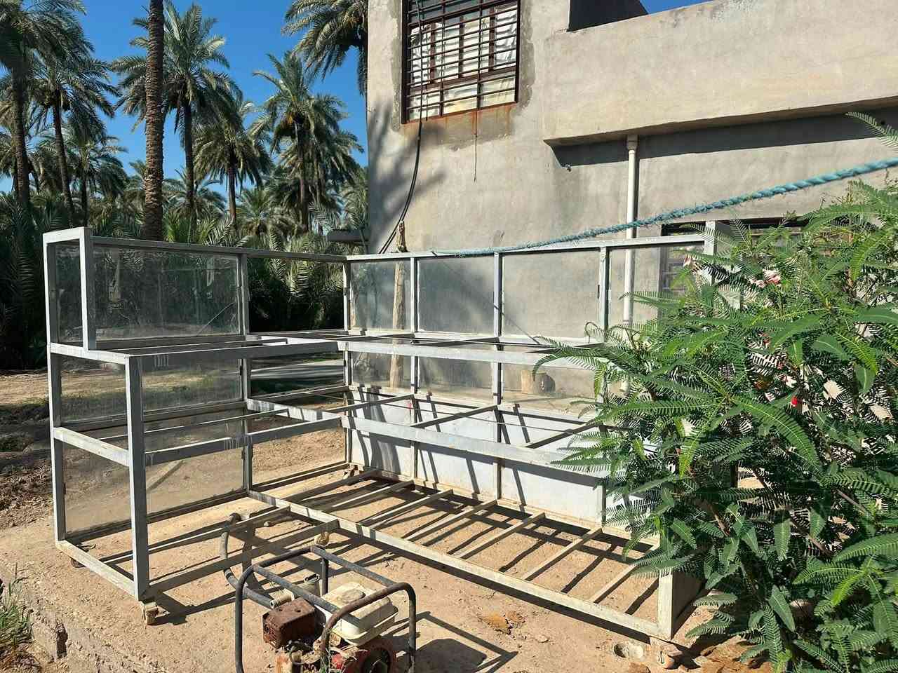 السلام عليكم 
هذا ميز يرهم الناس الي عدها حلويات  /معجنات   / يرهم المحل كافيتيريا او وجبات سريعه 
الميز في حاله جيدة جدا بس اكو كم قطعه جام مكسوره لا غير الهيكل متين عوزه بس صبغ  /ما متواجد فيس بوك دايماً 
الاستفسار الاتصال على الرقم ***********
