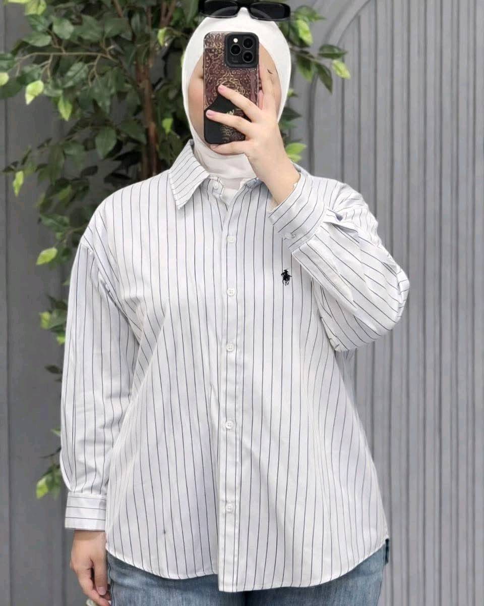 مجموعة أنيقة من القمصان المخططة للنساء، مصنوعة من قماش مريح ومتوفر بعدة ألوان مثل الأحمر، الأزرق، الأسود، الأبيض، والوردي. ممتازة للمناسبات الكاجوال أو للارتداء اليومي. متوفرة بعدة مقاسات لتناسب جميع الأذواق.