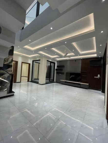 تحية طيبة 
دار حديث 2024 للبيع حالة السند(مستقل)

📍 العنوان : الكرادة محلة 903 قرب كنيسة الارمن 

🔻 المساحة : 266 م

🔺 الواجهة : 8 م   

💢 سند مستقل

🔸المحتويات : 6 غرف نوم (نظام سويت) - غرفة خدامة - صالة كبيرة جداً - هول داخل - مطبخ - مجموعات صحية + حمام ضيوف - كراج - حديقة

▪️جودة البناء جداً عالية وبمواصفات حديثة  

💲السعر : عند الاتصال او حضورياً   

للاستفسار الاتصال على الأرقام التالية 

***********

***********

العادل للاستثمار والتطوير العقاري
