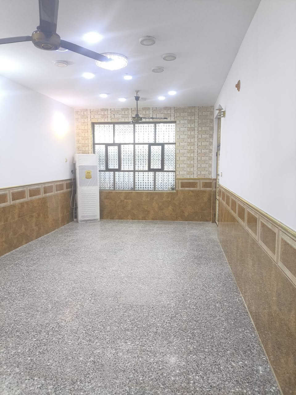 بيت للبيع زراعي حي ميسان شارع الجوهره شارع الشيوخ المساحه 200متر بناء درجه اولى البناء طابوق جمهوري صب كونكريت السطح مغلف سندويش يصلح محميه طيور يتكون من غرف نوم عدد 2 صاله استقبال كبير طرمه كبيره كاشي سيراميك كله مع البيت كاونتر درجه اولى سبالت  عدد4 منهه اثنان كنتوري 3ونص طن كيزرات  وتانكي ابو الالف 2ومغاسل بي بيت جاهز  والبيت  فارغ تسليم مفتاح نفس اليوم شارع 10متر اسنماره بلديه بي الاتصال على  الرقم ***********
