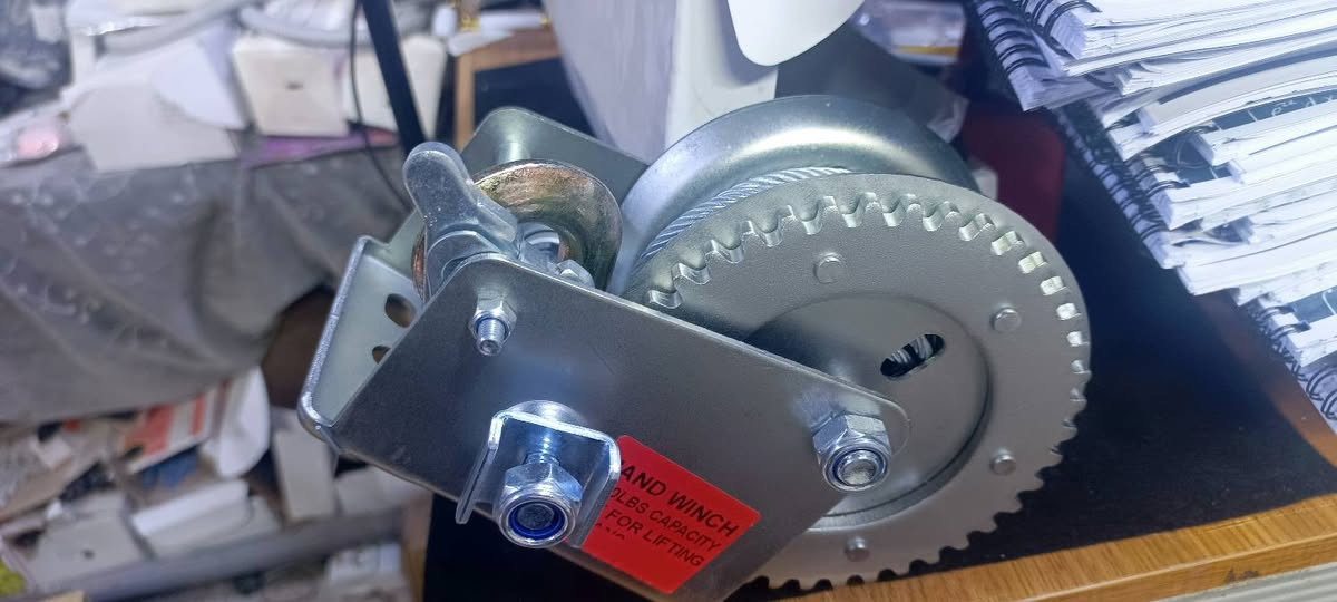 رافعة يدوية (Hand Winch) تُستخدم لأغراض السحب والرفع. 
الاستخدام: مناسبة لسحب القوارب، مقطورات السيارات، أو رفع الأحمال الخفيفة. 
المميزات: تأتي مع كابل فولاذي متين وآلية سقاطة (ratchet) لضمان السلامة أثناء العمل. 
القدرة: تختلف سعة التحميل بناءً على الطراز، وتتراوح عادة من 1200 إلى 3500 رطل أو أكثر. 
التثبيت: يمكن تركيبها على الحوائط، الأرضيات، أو المقطورات. 

وزنها كلش ثقيل ادفع سعرك بما يرضي الله


**إذا كنت صاحب هذا الإعلان وتريد حذفه لأي سبب، رجاءا أرسل رسالة إلى الدعم الفني**