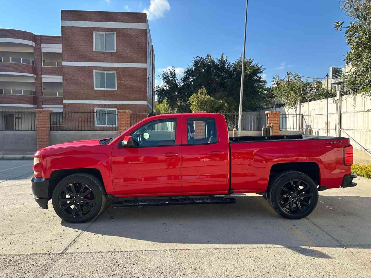 السلام عليكم 
للبيع سلفرادو ٢٠١٩ لون احمر رقم اربيل مميز بأسمي السيارة تحويل مباشر وارد امريكي 

محرك ٥.٣ لتر ٨ سلندر يشتغل اقتصادي ٤ سلندر بالطرق الداخلية، ماشية ٦٦ الف 
حادثها اربع قطع ومتوفرة صور الحادث السيارة

المواصفات: شاشة كبيرة لمس و ايضا تدعم car play ، كاميرا خلفية، ٣ انظمة للقيادة ، لايت ليد ، كير تعليك ، تحديد سرعة ، اوتو بريك عند الصعود او نزول 
السعر: (17,000 الف دولار) (دفتر و سبعين ورقة)
للتواصل: *********** بغداد, العراق
