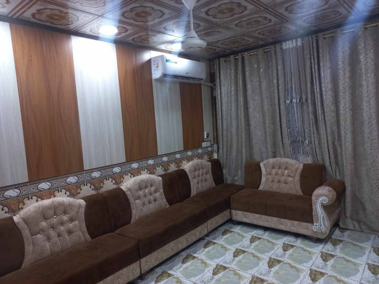 بيت للبيع في حي ميسان شارع الشريط منطقة ال 77 
المساحة 100متر بناء بلوك وعكادة مال جناي جاهز للسكن 
للاستفسار الاتصال على ***********
***********
