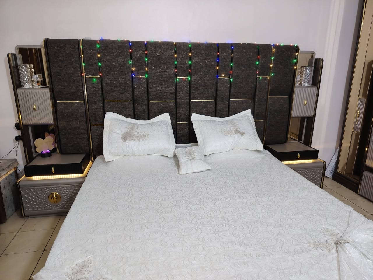 غرفة نوم خشب تركي اصلي ثقيل جدا تتكون من ٩ قطع صبغ حراري سرير مخزن حديد
اناره ذاتيه
 مشتريها ب٣ ملايين و٣٩٠
ابيعها بمليون و٧٥٠ مستعمله شي قليل مابيها جلخ
موصل شقق الخضراء الجانب الأيسر ***********
