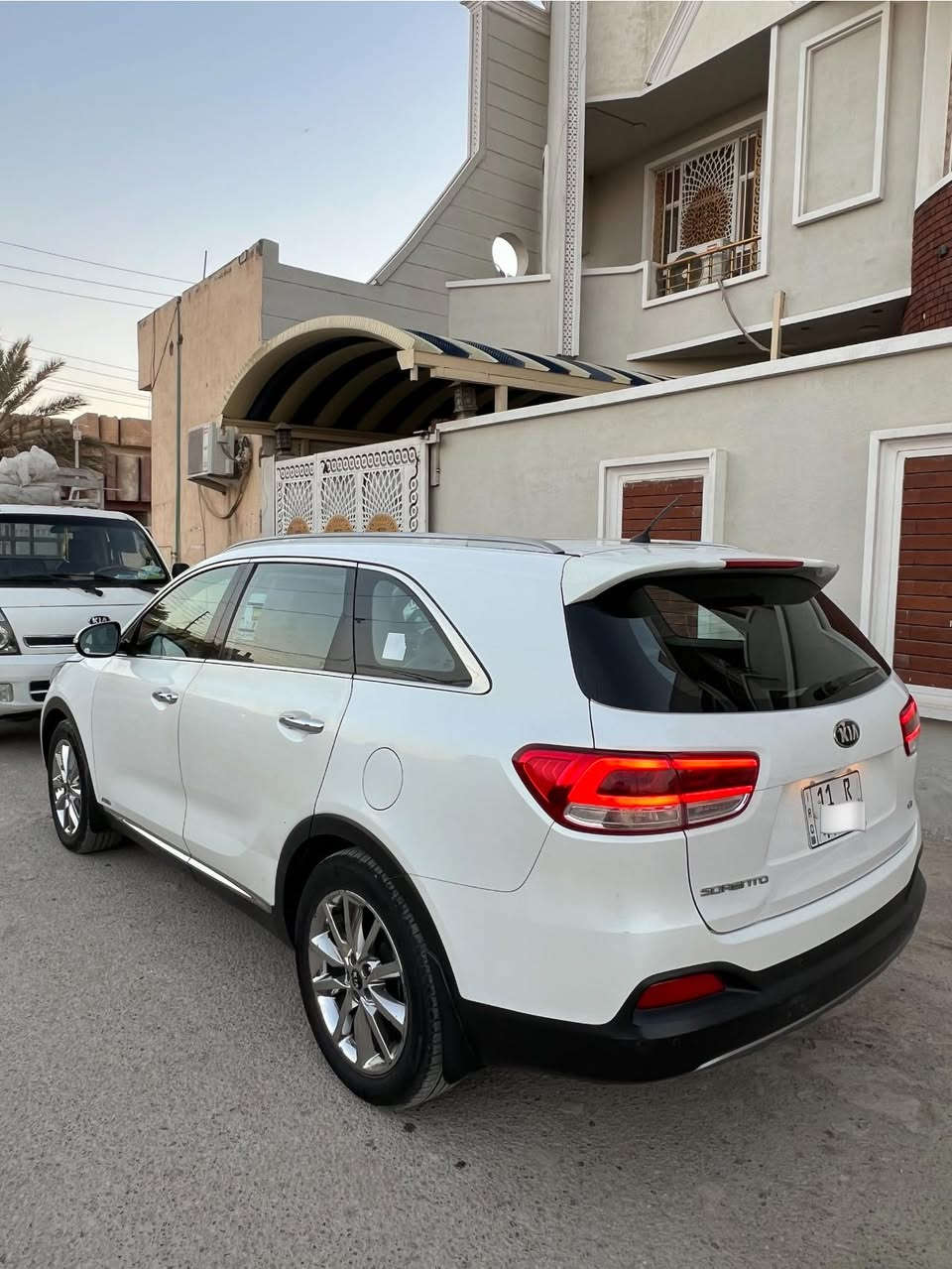 السلام عليكم
سورنتو 2015 شكل 16 
فول 1/1 
رقم بغداد بسمي 
مكينه بلاديه 6 سلندر.  3500 
بصمه 
بنوراما 
كشنات تتفئه تبريد 
تبريد 3 قطع 
لد امام خلفي 
حساس امامي خلفي 
7 راكب 
كشنات جلد بلادي 
كشنات 2 كهرباء 
فور ويل 
3 انضمه قياده 
اشاير بلمري + مري شفي 
اشارا ترحيب 
البصمه الثانيه مامستخدمه 
ماشيه 140  الف حقيقي دك جرس 
سبير مانازل 
تخم تاير جديد 
سيارا بيه كلير رش فقط بين البابين بدون فتح 
اسيارا جديده ومال بيت 
السعر 192 وبيه مجال للشراي 
الاستفسار (***********
