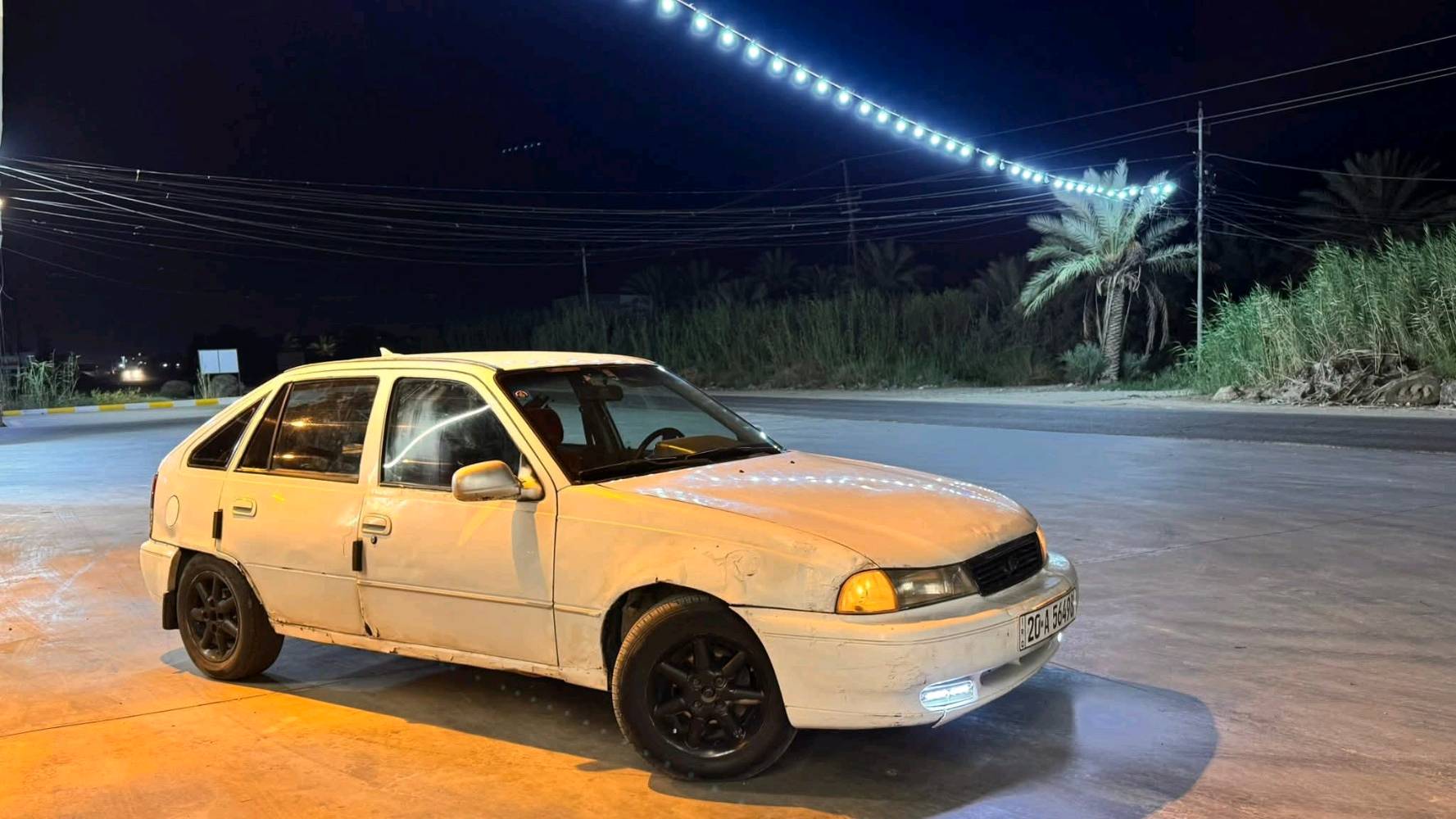 سيارة مستعملة بحالة جيدة مع بعض العيوب بالشكل الخارجي. لونها أبيض ومزودة بجنوط سوداء. مناسبة للاستخدام داخل المدينة وتتمتع بمظهر شبابي ومميز. السعر قابل للتفاوض وفق الحالة الحالية.