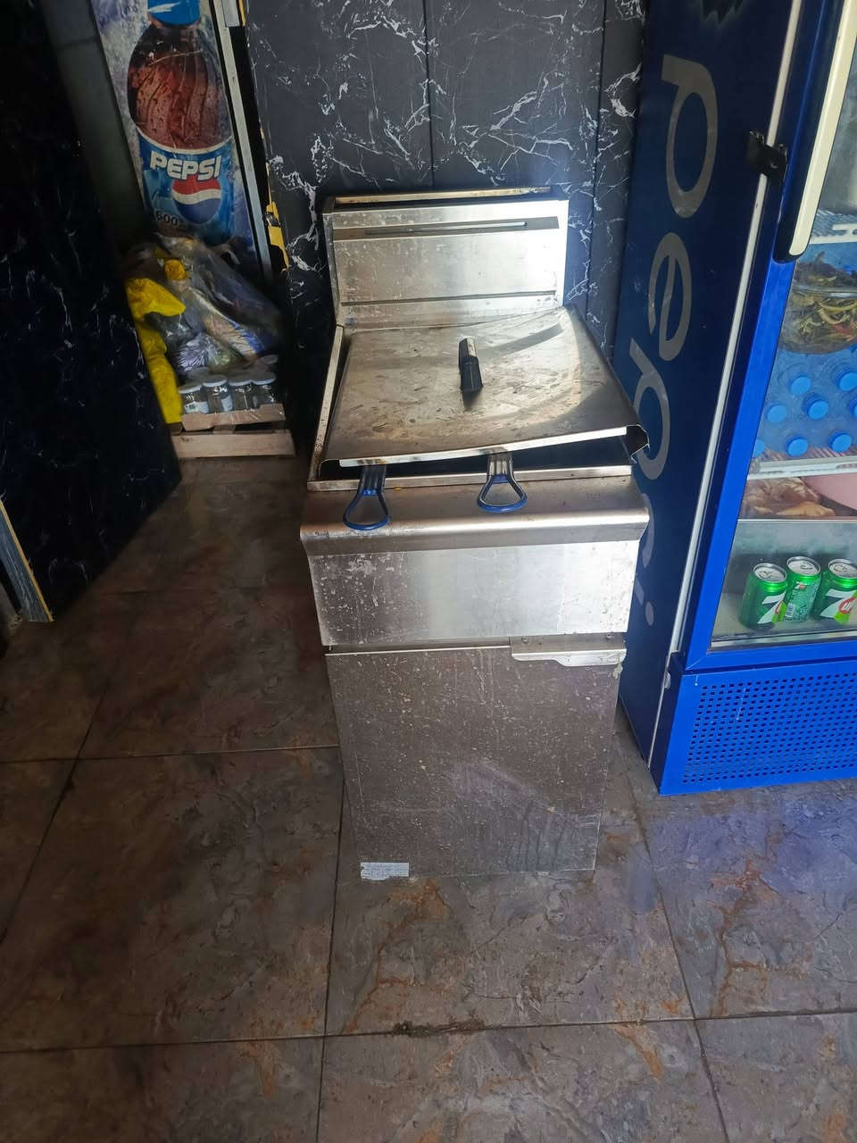 شوايه دجاج من شركه الفرحان الثقيل شغاله ماطور شغال ونضيفه 8شياش مع الفخات سعر 400وبيه مجال حمايه اربع بلانكات غاز جديده كلش سعر 300 وبيه مجال حمايه كنتاكي وكرسبي وهاي سوالف اخت الجديده سعر 200وبيه مجال قلايه ثلاث مدافع جديده مستعمله كم يوم سعر 300وبيه مجال *********** مكاني ديالى بعقوبة
