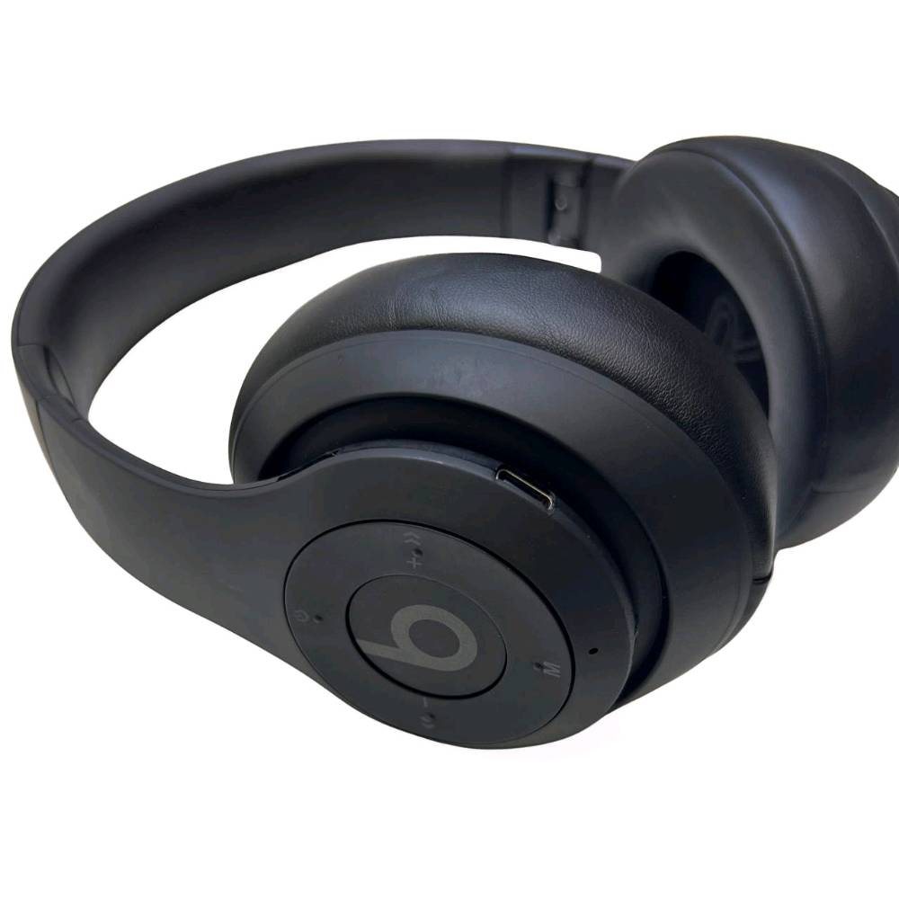 Beats Studio Pro – سماعات لاسلكية بإلغاء الضوضاء النشط

حوّل تجربة الاستماع إلى عالم من الصوت الغامر والدقة مع Beats Studio Pro

تصميم أنيق وأداء صوتي متقدم لمحبي الموسيقى والتقنية

نمط السماعة: فوق الأذن (Over‑Ear)

الاتصال اللاسلكي: Bluetooth Class 1، الإصدار 5.3

الاتصال السلكي: USB‑C يدعم Lossless Audio

مدخل سماعة تقليدي: 3.5 ملم

إلغاء الضوضاء: Active Noise Cancelling (ANC) قابل للتكيف

وضع الشفافية: يسمح بسماع الأصوات المحيطة دون نزع السماعة

الصوت المكاني: Spatial Audio مع تتبّع حركة الرأس (الأجهزة المدعومة)

مؤشر البطارية: مقياس مستوى وقود البطارية ومؤشر الشحن

يدعم الهاتف المحمول / MP3 / CD / الكمبيوتر الشخصي، وما إلى ذلك

شحن USB: DC5V IN

نسبة الإشارة إلى الضوضاء: 88 ديسيبل

مسافة الاتصال اللاسلكي: 10 أمتار

طاقة الخرج: 35 مللي واط

التردد اللاسلكي: 2.401-2.480 جيجاهرتز
محرك Beats Acoustic لتجربة صوتية استثنائية

إلغاء الضوضاء التكيفي لتقليل الضوضاء المحيطة بذكاء

ميكروفون للتحدث عن بعد أثناء المكالمات

ثلاثة أنماط صوتية مدمجة: Beats Signature، Entertainment، Conversation

تشغيل تلقائي/إيقاف تلقائي عند ارتداء أو نزع السماعة

واجهة سهلة الاستخدام وتحكم عبر الأزرار أو اللمس

يدعم Wi-Fi وBluetooth

يتوافق مع أجهزة iPhone وiPad