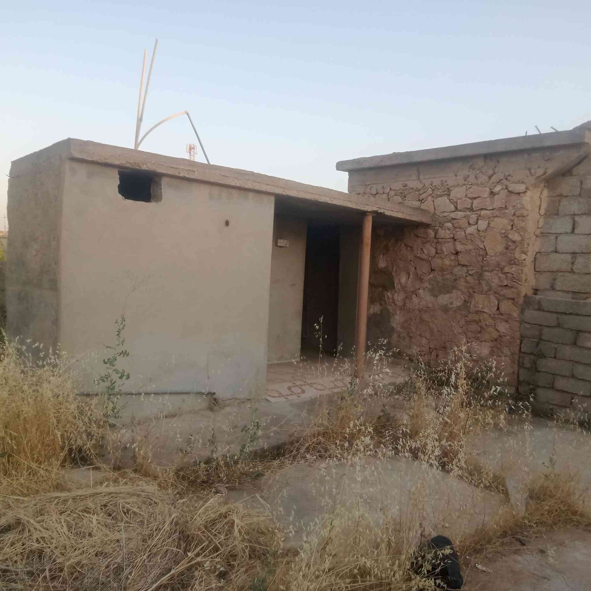 بيت للبيع مساحة 300 متر مع بستان خلف مجمع مزارع وخلف معمل جبس سابق استفسار اتصال برقم ***********
