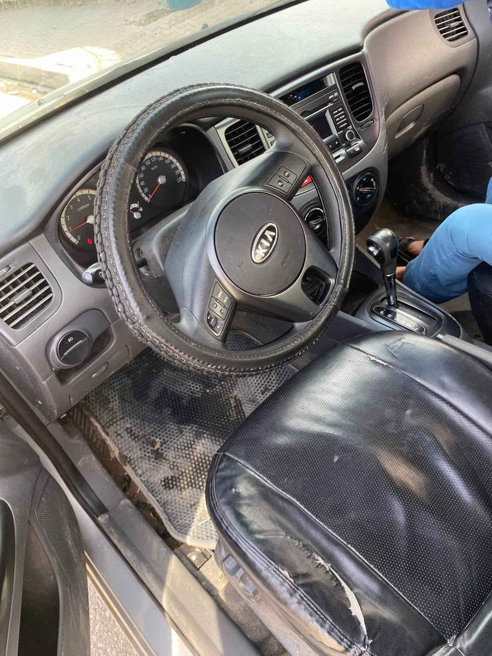 كيا ريو ادوات موديل 2011 جديده كارتون السعر ٣٧ وبيها مجال ***********
