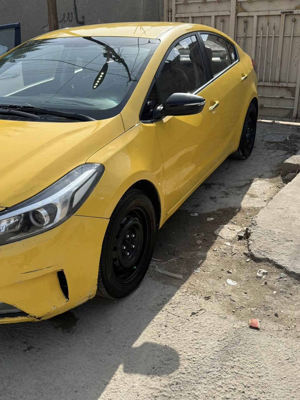 السلام عليكم
سيراتو وارد كوري 
مديل 2016 شكل ال18
بيها طخه بلجاملغ لايمن 
وشويه من البنيد. 
السياره خير من الله 
مكينه 1600 
كيرها ايتي  
السياره فول مواصفات 1/1 
بصمه تشغيل 
بصمه أبواب 
تتفئه كشنات 
تتفئه ستيرن 
داخل جلد 
مري شفط 
وضيعيات قياده 
اشاره ترحيب 
فول السياره من عده الفتحه 
جاهزه من صدر امامي خلفي 
تخم تاير 
ويل جديد 
السياره ربع متصرف عليها 
صبغه وحده 
مكان السياره بغداد
بسمي مصفره من كلشي 
السعر 98 وبيها حك الجيه. 
***********
ملاحضه وين ميعجبك تفحص افحص
