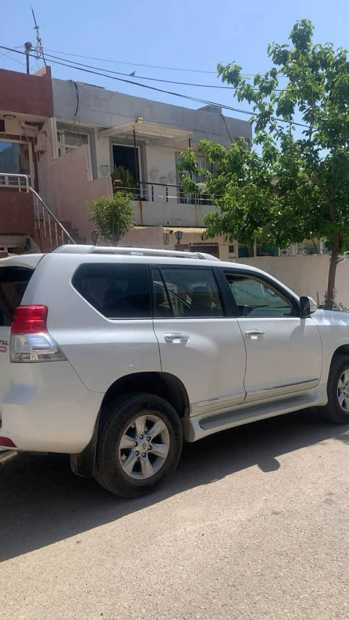 پرادۆ ٢٠١٣ / ٤ پستۆن
٢١٧ هەزار ڕۆشتوە
ساردو بۆیاخی نیە سۆنەرەکەیم دا ناوە 
مەکینەی کراوەتەوە بە شەرت سەوت و دوکەڵ و بوخاری نیە
نرخ / ٢٢٥ گەڵاو مەجالێ کەم
ژ.م / *********** السليمانية, العراق
