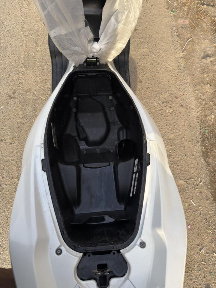 ياالله - دراجه pcx جيل ثاني ياباني للبيع
حجم المكينه 150 مكفول من الفتحه والتبديل 
كفرات الدراجه اصليه 
دراجه حلوه بيهه تغليف كاربون فايبر 
مكان الدراجه مدينه الصدر 
***********
