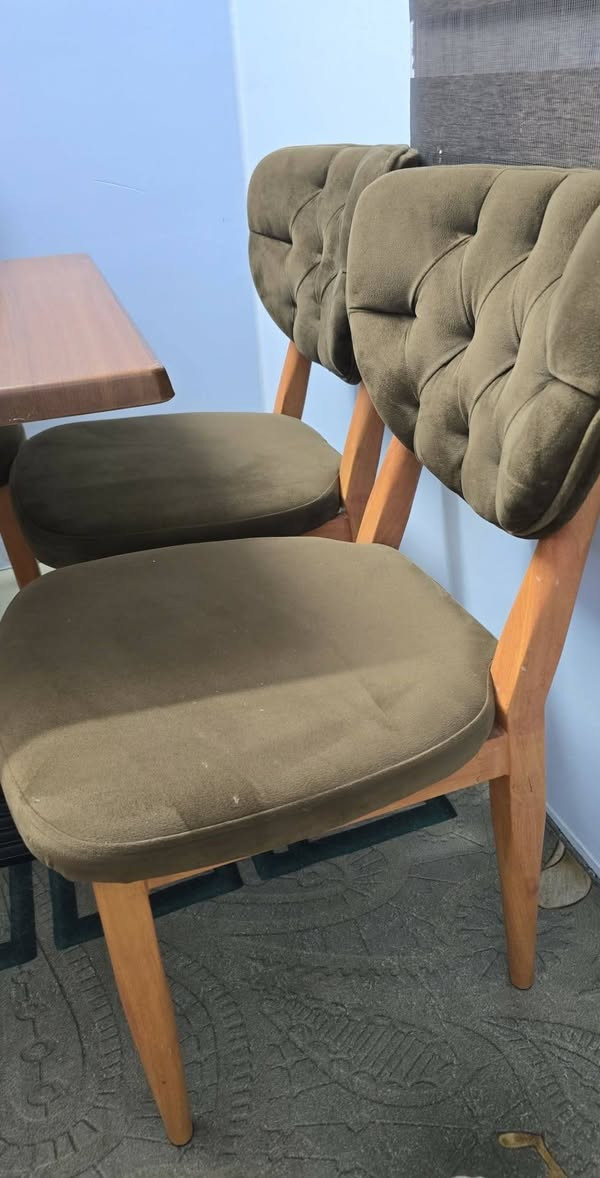 ميز طعام للبيع السعر ١٨٠الف رقمي للتواصل واتساب ***********
