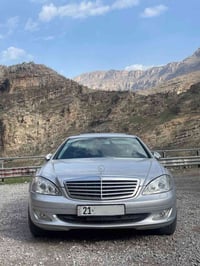 مارسيدس s500 موديل 2005 باب قصير للبيع وراد يابان لون سلفر رقم سليماني...