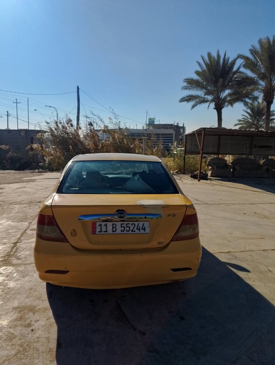 السلام عليكم BYD f3  2011 رقم بغداد إنكليزي بأسمي مصفره هيئه وغرامات هزه جديده السياره جاهزه سعرها 40 وبيها مجال مكاني بابل *********** گير عادي
