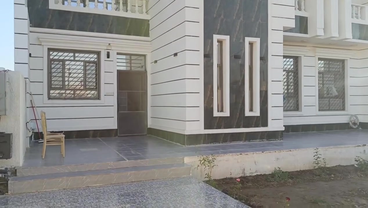 555 متر مع دار بناء 2023 قرار قاضي سند 25 على طابو المحموديه
واجهة 15 ونزال 37  يحتوي على 3 غرف نوم طابق ونص خدمات كاملة ماء كهرباء بدون تبليط العنوان نهاية هوررجب بداية العدوانية من جهة مجمع المنتجع امواج البحر  باقي تفاصيل بل فديو 
ملاحظة . فقط بيع 
السعره 200 مليون وبي مجال شي بسيط
للاستفسار اكثر تواصل وياي على الارقام التالي 
***********
***********
