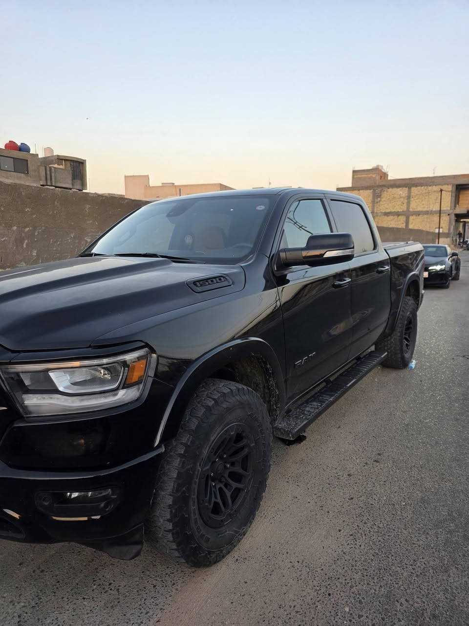 دوج رام RAM REBEL
سنة الصنع: 2020 دخول سنة ٢٠٢٠
المحرك:  سلندر 6 تون تيربو 
ناقل الحركة: اتوماتيك
عدد الميال155الف km
صورة الضرر مرفقه مع المنشور
———————————————
مواصفات:
عدادات الكترونية
شاشة كبيرة
امكانية تعديل ارتفاع دواسات البنزين والبريك
مقاعد كهرباء و خزن
تشغل عن بعد
مثبت سرعةً
مقاعد تدفئة
داخل سيارة اسود و مشمشي 🔴
ستيرن تدفئة
كاميرا خلفي
مقاعد جلد
المرآة كهرباء و وتضليل ٨٠ بل سنويه 
نظام دفع رباعي او تو ويل
ضواء زنون اضائة ليد LED
سمعات البين
قياس الاطارات 20 إنش
غطاء بودي
———————————————
سيارة جاهزة من الهزة والتحويل
السعر :: 250  وبي مجال بسيط
 
—————————————
***********
***********
