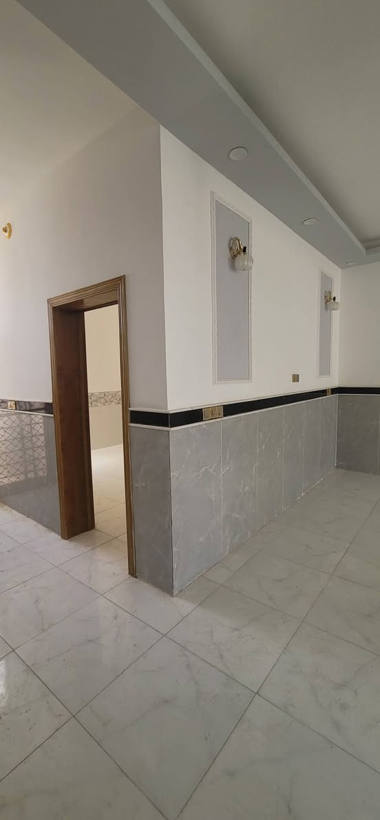 السلام عليكم للبيع بيت ١٠٠ متر طابق واحد بناء حديث طابو زراعي سند ٢٥ يبعد عن الامام الحسين عليه السلام ٤ كيلو السعر ٩٠ وبيه مجال للإستفسار ***********
