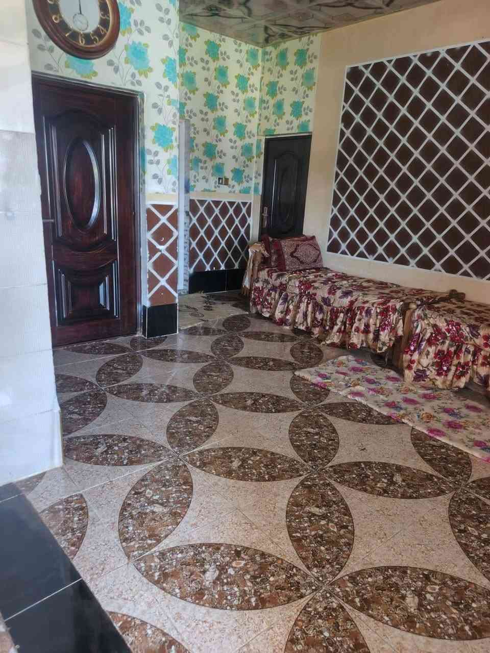 بيت للبيع في منطقة العباسيه سموم مكون من غرفتين نوم ومطبخ وصاله وديوانيه وحمامات ثنين ومساحه الكليه 1250متر للاستفسار اتصال على الرقم ***********
