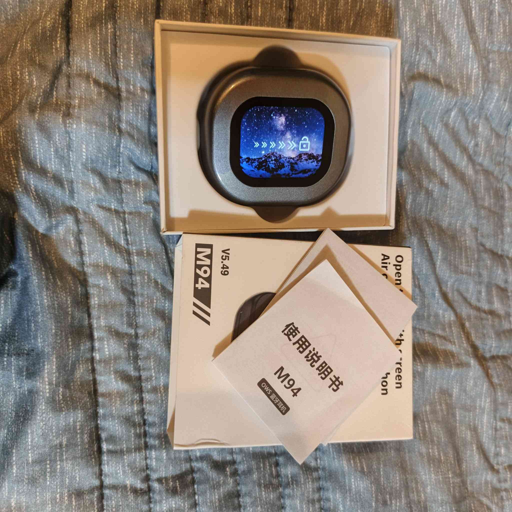 +1
هذه سماعات أذن من نوع VEATOOL M94 التي تعمل بتقنية التوصيل الهوائي وتتميز بتصميم مفتوح. فيما يلي أبرز مواصفاتها: 
شاشة ذكية: علبة الشحن مزودة بشاشة لمس LCD مقاس 2.0 بوصة لعرض الوقت، مستوى البطارية، وحالة الاتصال. 
تقنية الصوت: تستخدم تصميم "Open Ear" الذي لا يدخل في قناة الأذن، مما يسمح بسماع الأصوات المحيطة لزيادة الأمان. 
الاتصال: تدعم تقنية بلوتوث إصدار 5.4 لاتصال سريع ومستقر


**إذا كنت صاحب هذا الإعلان وتريد حذفه لأي سبب، رجاءا أرسل رسالة إلى الدعم الفني**