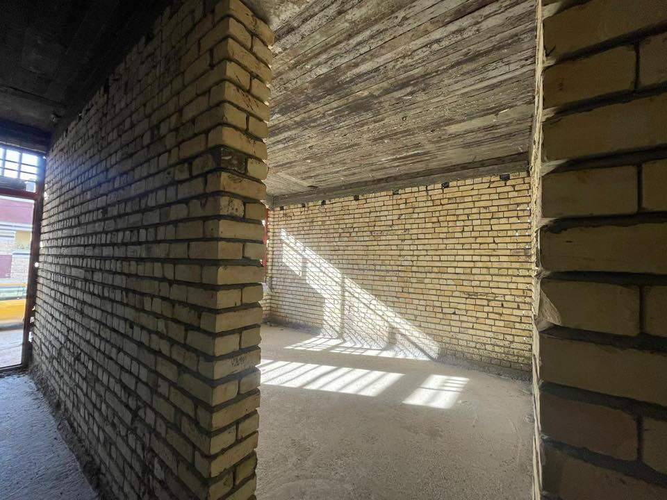 السلام عليكم
بيت زراعي منطقة المصابيح 200 متر 
الطابق الارضي معزول 5*20 صاير قطعتين 
والطابق الثاني 200 متر كامل 10*20
البيت هيكل 
السطح شتايكر جديد 
وتاسيس كهرباء ومي ومجاري كامل 
للاستفسار ***********
