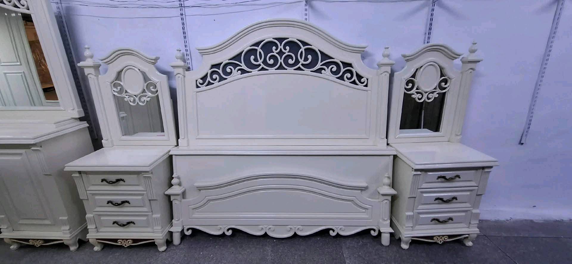 غرفة نوم حديثة من درجة ممتازة 
صبغ درجة أولى 
عنوان صالحية مقابل وزارة عدل 
شد ونقل مجاني لجميع محافظات 
هل توجد أي عيوب أو تلف في القطع؟: 
لا يوجد
وين موقعك في العراق للتوصيل أو المعاينة؟: 
بغداد الصالحيه 
هل يتوفر توصيل وتركيب داخل المدينة؟: 
نعم
هل السعر قابل للتفاوض؟: 
نعم