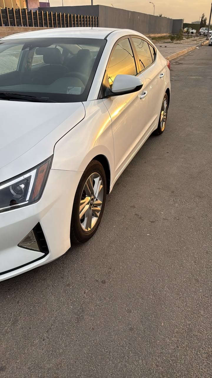 مكلف بل نشر للبيع الالنترا 2019 سيارة نظيفة وبأسمي بيه صبغ شوية من البنيد والسونار موجود بل منشور وصور الحادث بل منشور السعر 140 وبيه مجال مكانه الشعب للاتصال ***********
