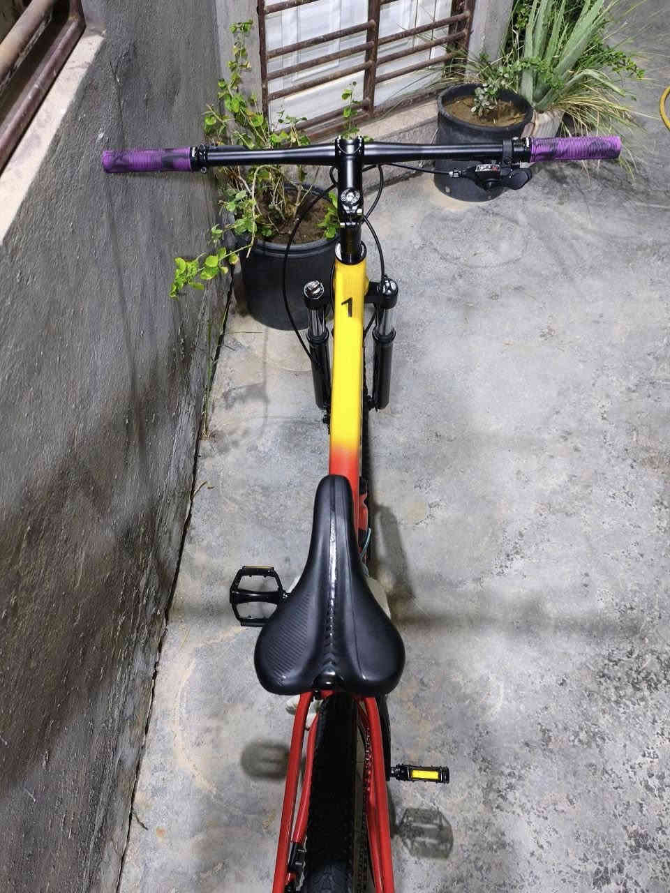 السلام عليكم.    اخوان اليوم يتوفر دراجة جبلية من نوع MTB. 
مواصفات 

🔥سستم ماركة من شركة L-TWOO،،المبدل خلفي نفس ماركة يأتي بنظام حديث 1*10

🔥الفرامل من نوع هيدروليك خلفي من شركة X-SPARK،،والفرامل امامية من ￼ Shimano الياباني 

🔥المقاس 29انج

🔥معدن دراجة بل كامل ألمنيوم ،،فقط دبل امامي من حديد 

🫆مكان الدراجة الديوانية 

💞سعر الدراجة (600)قابل للتفاوض مع تحياتي الكم 🫡￼

الرقم:***********.

الدراجة جديدة 🆕 جدآ
