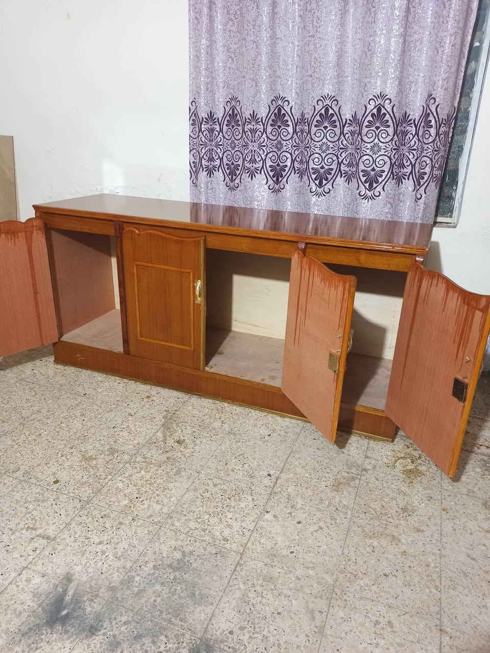 بوفيه حطاطه نضافه فول اخت الجديده قياس مترين                            الشراي يتصل ...***********.... يوجد توصيل
