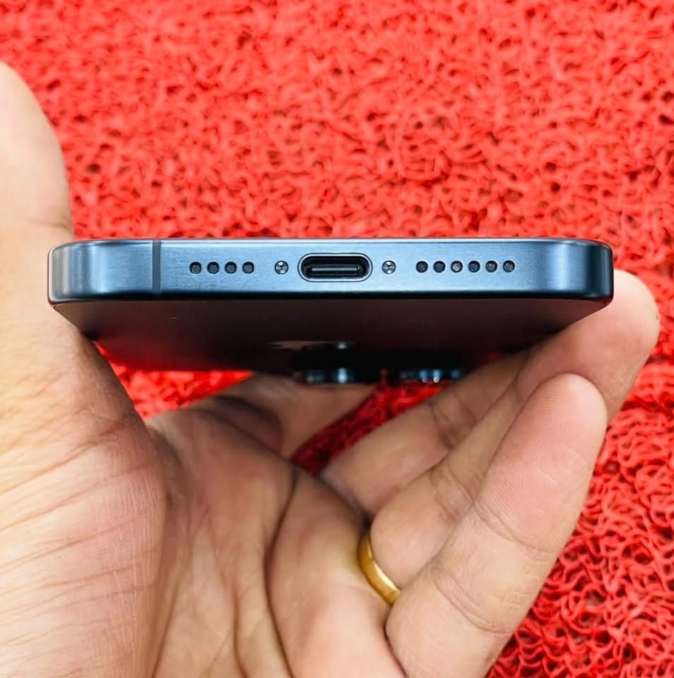 السلام عليكم 
* ايفون 📲 15 promax
* لون نيلي  مميز 
* بطاريه🔋90
* ذاكره 256   
* مكفول كفاله عامه من فتح وتصليح  
* وياه كارتونه فقط
* السعر / مليون و 50 
* العنوان/ بغداد المنصور توصيل متوفر
* للتوصل /***********
