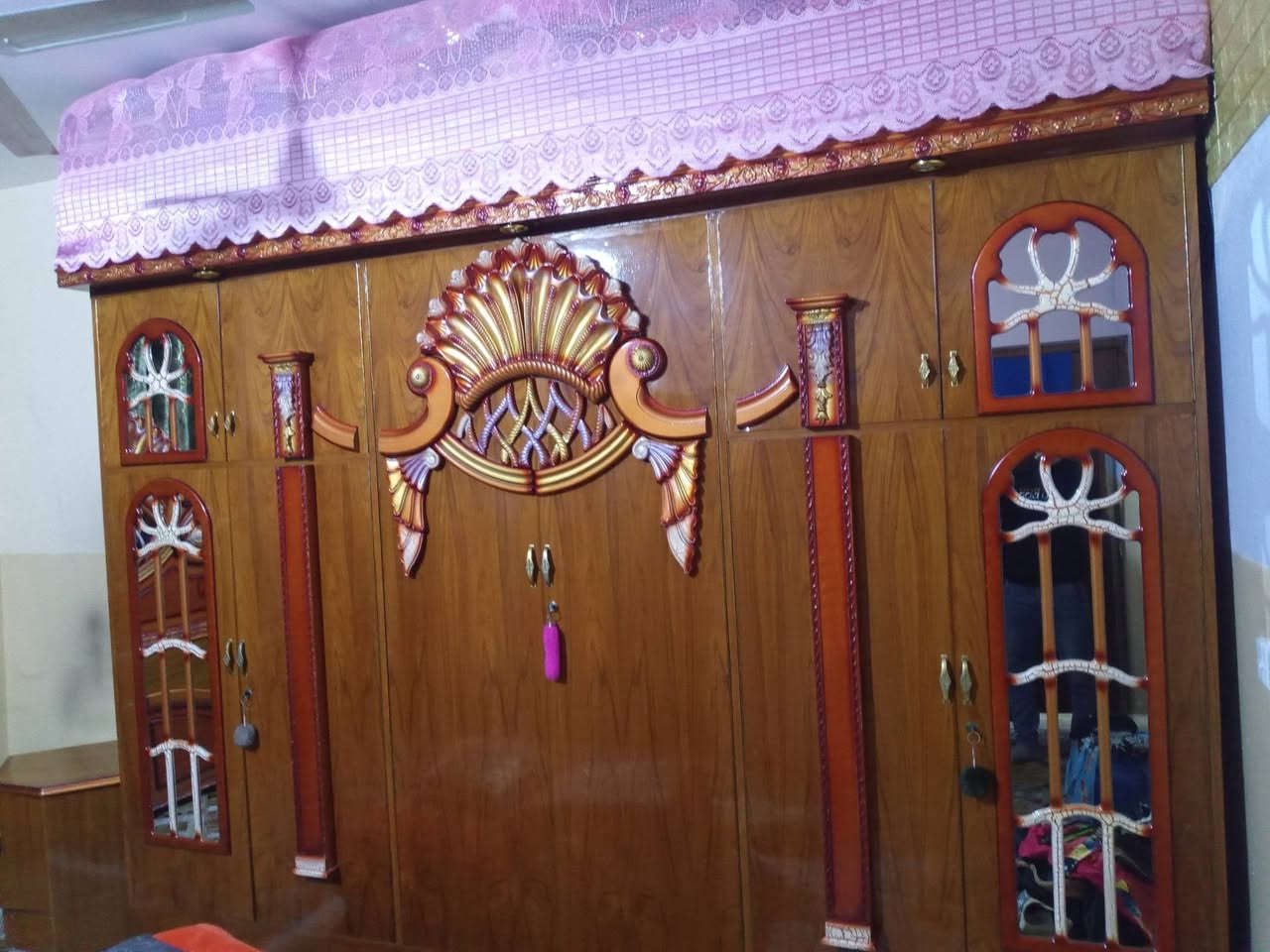 السلام عليكم غرفة أخشاب للبيع نضيفه جداً وداخلها بعد انضف كنتور ابو سته ملحق صاج شغل ثكيل  مستخدمه قليل مكان سبع قصور سعرها 650 وبيه مجال للشراي الاتصال على الرقم *********** وبلخدمه
