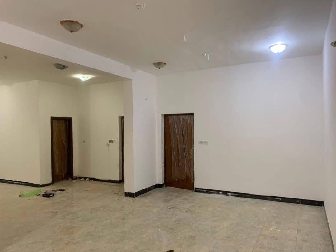 دار مساحه ٢٢٠ متر طابو صرف 
طابقين طابق الاول يحتوي على 
٢ غرف نوم و مطبخ واستقبال وهول 
وصحيات خارجيه وداخليه وحديقه وكراج سياره
طابق الثاني يحتوي على ٣ غرف نوم نظام سويت 
العنوان ام الهوى جديده يبعد عن شارع العام مسافه ١٠٠ م

الاستفسار ***********
